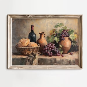 Puede incluir: Pintura de naturaleza muerta enmarcada, con una cesta de pan, una botella de vino y dos jarras de terracota. Racimos de uvas moradas y hojas verdes crean una estética rústica y vintage. La obra está en un marco de madera.