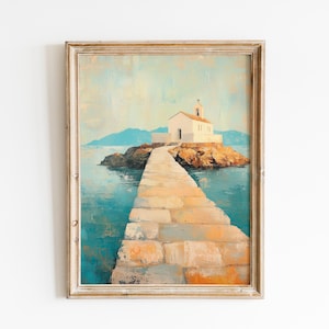 Könnte beinhalten: Gerahmter Kunstdruck einer Küstenlandschaft. Ein weißes Gebäude mit einem Kreuz befindet sich auf einer felsigen Insel, verbunden durch einen Steinweg. Das Kunstwerk verwendet eine gedämpfte Farbpalette aus Blau-, Beige- und Orangetönen.