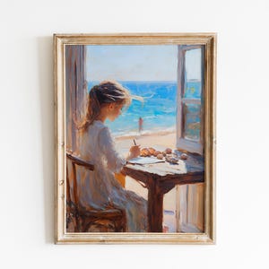 Puede incluir: Pintura al óleo enmarcada que representa a una persona sentada en una mesa cerca de una ventana abierta con vistas al océano azul. La persona está escribiendo, con conchas marinas sobre la mesa. La pintura tiene una paleta de colores cálidos.