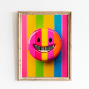 Peut inclure: Une œuvre d'art encadrée avec un design coloré. Elle présente un smiley avec une bouche en code-barres, sur un fond de rayures arc-en-ciel verticales. Le cadre est de couleur bois clair. Une pièce joyeuse et accrocheuse.