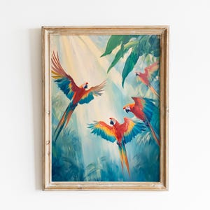 Könnte beinhalten: Gerahmtes Kunstwerk mit einem lebendigen Gemälde mehrerer fliegender Aras. Die Vögel haben rote, gelbe und blaue Federn vor dem Hintergrund von üppigem grünem Laub und einem hellblauen Himmel. Der Rahmen ist hellbraun.