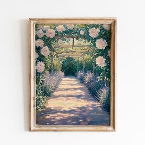 Könnte beinhalten: Gerahmtes Gemälde eines Gartenwegs. Der Weg ist von Lavendel gesäumt und führt zu einem sonnigen Bereich. Darüber ist ein Holzgitter mit rosa Rosen geschmückt. Das Gemälde befindet sich in einem goldfarbenen Rahmen.