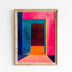 Puede incluir: Obra de arte abstracta enmarcada con un diseño geométrico y perspectiva. La pintura utiliza colores vibrantes, incluyendo rosa intenso, verde azulado, naranja y burdeos oscuro. La obra está encerrada en un marco de madera dorada, creando un contraste visual llamativo.