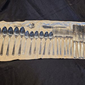 Juego de cubiertos plateados Rogers Bros “Flair” de 1847, 20 piezas + rollo, diseño art déco con cuentas, servicio para 6 personas