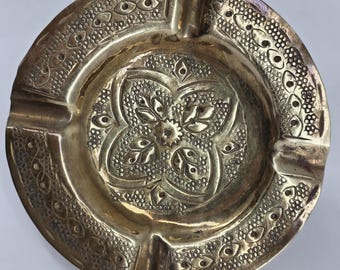 Antyczna mosiężna popielniczka z ozdobnym kwiatowym indyjskim wystrojem boho w stylu bliskowschodnim, rustykalna patyna