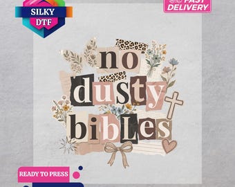 Può includere: Un trasferimento DTF con la scritta "no dusty bibles" in stile collage. Il design include elementi floreali, una croce, un cuore e un fiocco. Il trasferimento è pronto per la stampa.