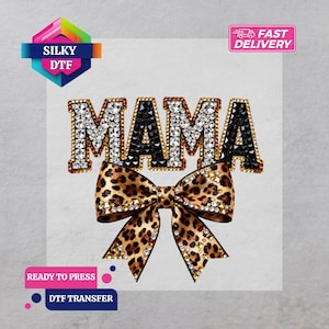 Pode incluir: Uma transferência DTF com a palavra "MAMA" num design com strass e um laço com estampa de leopardo. A transferência inclui o texto "SILKY DTF", "READY TO PRESS" e "FAST DELIVERY".
