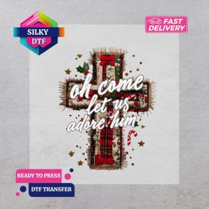 Puede incluir: Transferencia DTF en forma de cruz con un borde estilo arpillera y un diseño floral y a cuadros festivo. El texto "oh come let us adore him" se muestra en escritura blanca. Incluye acentos de bastón de caramelo y estrellas doradas.
