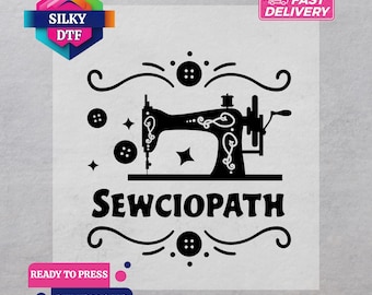 Könnte beinhalten: Schwarz-weißer DTF-Transfer mit einem Vintage-Nähmaschinen-Design und dem Wort "SEWCIOPATH". Das Design umfasst dekorative Wirbel, Sterne und Knöpfe. Der Transfer ist mit "SILKY DTF" und "READY TO PRESS" gekennzeichnet.