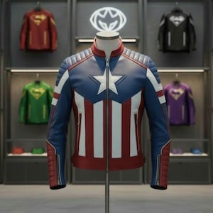 Puede incluir: Chaqueta de cuero azul, blanca y roja con un emblema de estrella, exhibida en un maniqu&iacute;. La chaqueta presenta cierre de cremallera y un dise&ntilde;o que recuerda a un uniforme de superh&eacute;roe. Otras chaquetas tem&aacute;ticas de superh&eacute;roes son visibles en el fondo.