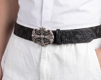 Cinturón unisex de piel sintética repujada con hebilla de cruz gótica y grabado floral.
