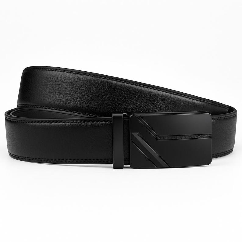 Puede incluir: Cintur&oacute;n de cuero negro con hebilla negra mate. El cintur&oacute;n tiene una superficie texturizada y un dise&ntilde;o moderno. La hebilla presenta l&iacute;neas diagonales para un look elegante.