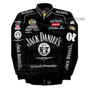 Puede incluir: Chaqueta de carreras negra con múltiples parches de patrocinadores y el logotipo de Jack Daniel's en blanco. La chaqueta presenta letras y detalles en blanco, incluido el número "07" en la manga derecha. Tiene cierre de botones y cuello.