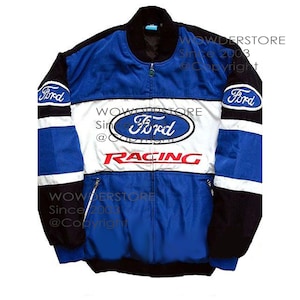 Op de afbeelding: Een blauw, wit en zwart Ford Racing jack met het Ford-logo op de borst en mouwen. De jas heeft een ritssluiting aan de voorkant en een zwarte kraag. Het woord "RACING" is rood geborduurd onder het Ford-logo.