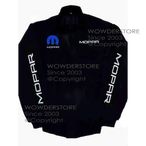 Könnte beinhalten: Eine weiße Keramiktasse mit schwarzem Henkel und dem Text "But First, Coffee" in fetter, schwarzer Schrift. Die Tasse ist mit einer dunklen Flüssigkeit, wahrscheinlich Kaffee, gefüllt und steht auf einer hellen Oberfläche.