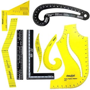 Puede incluir: Un conjunto de herramientas de sastre amarillas y negras, que incluyen reglas, curvas y un patrón. Las herramientas muestran medidas en centímetros, con textos como "Designer Curve" y "Tailor Pattern Maker".