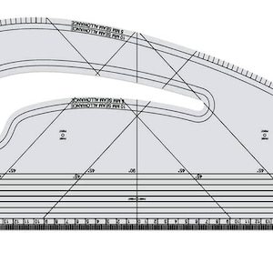 Puede incluir: Una regla de costura curva transparente con marcas negras y medidas en centímetros. La regla presenta un borde curvo, líneas anguladas y texto que indica márgenes de costura. Tiene una escala a lo largo del borde inferior.