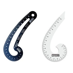 Könnte beinhalten: Zwei Kurvenlineale. Eines ist schwarz mit weißen Markierungen und dem Text "Designer Curve A-093 KHYATI Designer's". Das andere ist weiß mit schwarzen Markierungen und dem Text "KHYATI". Beide haben gebogene Formen und Maßstäbe in Zentimetern.