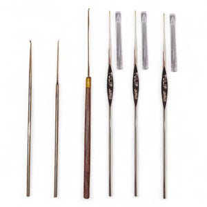 Puede incluir: Un conjunto de ganchillos de diferentes tamaños. Los ganchillos son de metal y madera, algunos con la inscripción "TULIP JAPAN". Estos ganchillos están diseñados para trabajos de ganchillo detallados y se muestran sobre un fondo blanco.