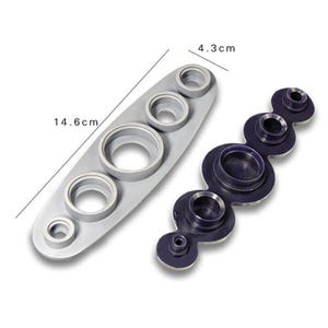 Puede incluir: Dos juegos de herramientas de plástico gris y azul oscuro. Un juego es una pieza gris de forma ovalada con cinco aberturas circulares, que mide 14,6 cm de largo y 4,3 cm de ancho. El otro juego es azul oscuro con cuatro aberturas circulares.