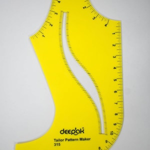 Puede incluir: Un patrón de sastre amarillo brillante con marcas de medición negras y el texto "deepak Tailor Pattern Maker 315". La herramienta tiene bordes curvos y una regla a los lados, con medidas de hasta 25 cm.