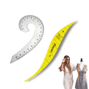 Puede incluir: Dos reglas de curva francesa de plástico transparente y una regla de curva de sastre amarilla. Las reglas transparentes tienen marcas de medición en centímetros. La regla amarilla tiene la palabra "manan" impresa. Una mujer y un maniquí están en el fondo.