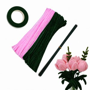 Peut inclure: Un ensemble de fournitures de loisirs créatifs comprenant un rouleau de ruban adhésif floral vert foncé, des paquets de cure-pipes en velours rose et vert foncé, des tiges florales fines vert foncé et un bouquet de tulipes en velours rose.