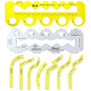 Könnte beinhalten: Eine Sammlung von Näh- und Designschablonen, bestehend aus einer gelben 5-in-1 BJI-Schablone mit einem 8-Zoll-Lineal, einer transparenten 7-in-1 Manan-Schablone mit Stern- und Wellenausschnitten sowie sieben gelben, geschwungenen Schablonen mit metrischen Markierungen.