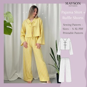 Puede incluir: Un conjunto de pijama de cuadros amarillos, que incluye una camisa de manga larga con cierre de lazo y pantalones de pernera ancha. La imagen también presenta un patrón de costura con el texto "Pajama Shirt + Ruffle Shorts" y "Sizes S-XL PDF Printable Pattern."