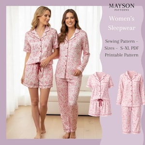 Pode incluir: Conjuntos de pijama com estampa floral rosa. Os conjuntos incluem camisas de botão de manga curta e longa, shorts e calças. Os pijamas têm acabamento em vermelho escuro e exibem o texto "MAYSON PATTERNS Women's Sleepwear".