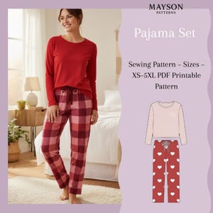 Puede incluir: Una mujer con una camisa roja de manga larga y un pantalón de pijama a cuadros. La imagen también muestra una ilustración de un conjunto de pijama con una parte superior rosa claro y pantalones rojos con estampado de corazones. El texto dice "MAYSON PATTERNS" y "Pajama Set".