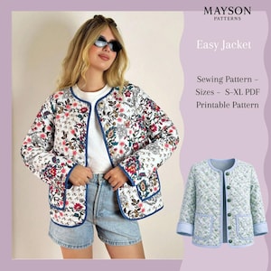 Pode incluir: Uma jaqueta floral acolchoada com fundo branco, estampas florais vermelhas, azuis e verdes e acabamento azul. A jaqueta é aberta na frente e tem bolsos. A imagem também inclui uma versão menor da jaqueta e o texto "Easy Jacket" e "Sewing Pattern".