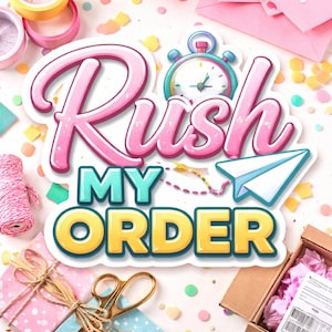 Op de afbeelding: Een witte keramische mok met een zwarte handgreep en de tekst "But First, Coffee" in een vetgedrukte, zwarte letter. De mok staat tegen een vage achtergrond, wat het strakke ontwerp benadrukt.