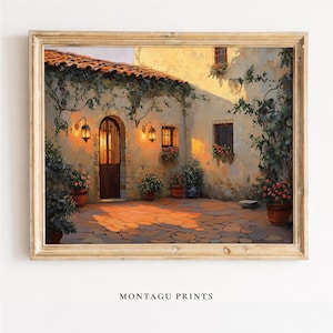 Puede incluir: Una lámina enmarcada que representa un patio mediterráneo soleado con paredes de piedra, una puerta arqueada oscura y tejas de terracota. La escena muestra faroles de pared brillantes, enredaderas y flores en macetas de barro.