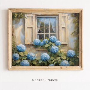 Könnte beinhalten: Gerahmtes Gemälde, das ein Fenster mit Fensterläden zeigt, geschmückt mit blauen Hortensienblüten. Das Kunstwerk verwendet eine weiche Farbpalette aus Blau-, Grün- und Cremetönen, mit dem Text "MONTAGU PRINTS" unten.
