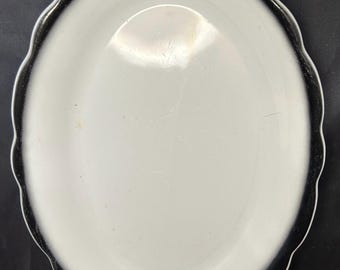 Zabytkowy owalny talerz z muszlami o średnicy 9-1/2 cala w wzorze „Manhattan Black” firmy Buffalo China – doskonały stan