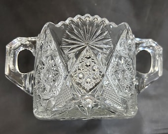 Azucarero antiguo de cristal EAPG Crystal Clear con dos asas, modelo “Regal Clear No. 15098” de U.S. Glass Co. - Circa 1906
