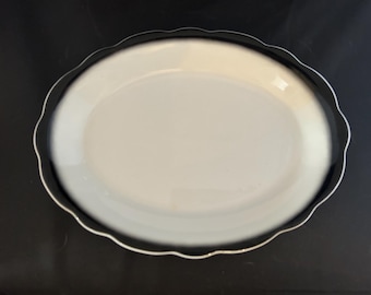 Plat ovale vintage 9 1/2 po. Motif « Manhattan Black » (noir et crème) par Buffalo China