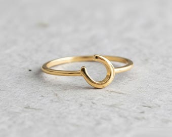 Amuleto de la suerte minimalista y delicado con forma de herradura de plata de ley 925, ideal para hombres y mujeres. Joyería ecuestre.