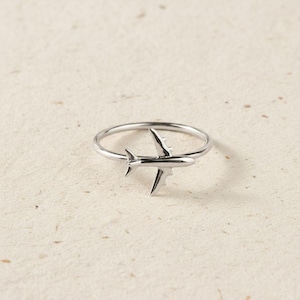 Elegant flygplansring • Minimalistiska resesmycken • Pilotpresent till henne • Flygplansring • Reslustsmycken • Silverflygring