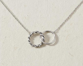 925 Sterling Silber Ineinander greifende Kreise Halskette | Webart und Plain Ring Anhänger für Damen | Jeden Tag Minimalist Schmuck Geschenk für sie