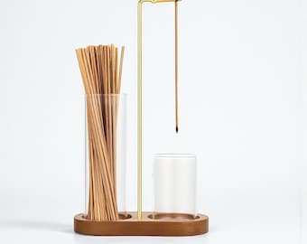 Minimalistischer Räucherstäbchenhalter mit Holzfuß und Glasaschenbecher.