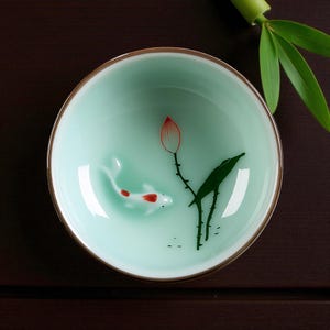 Rund japansk keramikskål med motiv av japanska koikarpar.