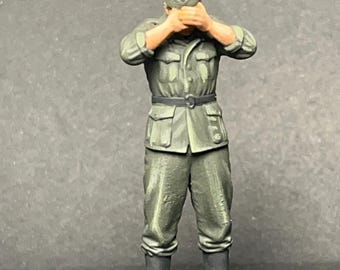 Figurine de diorama en résine à l'échelle 1/35 représentant un soldat allemand de la Seconde Guerre mondiale se protégeant les yeux.