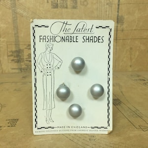 Conjunto de cuatro botones. Encantadores botones de bola de plata en la tarjeta original de la década de 1930