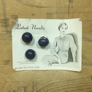 ボタン 3 個セット。1930 年代のオリジナル カードに描かれた、ほぼ黒のかわいい木製ボタン