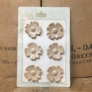 Botones de madera natural tallados a mano vintage, juego de botones de flores de 6 en la tarjeta original