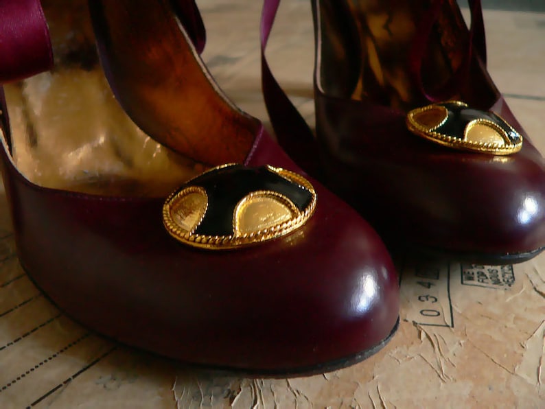 Clips de zapatos de escudo náutico en negro y oro de la ...