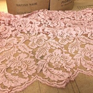 1960er Jahre Zartrosa Panel aus geschnürter Spitze. Unbenutztes Vintage Lace Panel