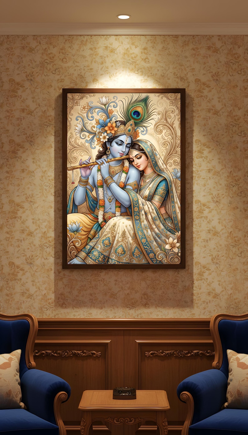 K&ouml;nnte beinhalten: Gerahmtes Kunstwerk, das ein Paar in traditioneller indischer Kleidung zeigt. Der Mann, der Fl&ouml;te spielt, hat blaue Haut und Goldschmuck. Die Frau tr&auml;gt einen blau-wei&szlig;en Sari. Das Kunstwerk weist komplizierte Details und eine Pfauenfeder auf.